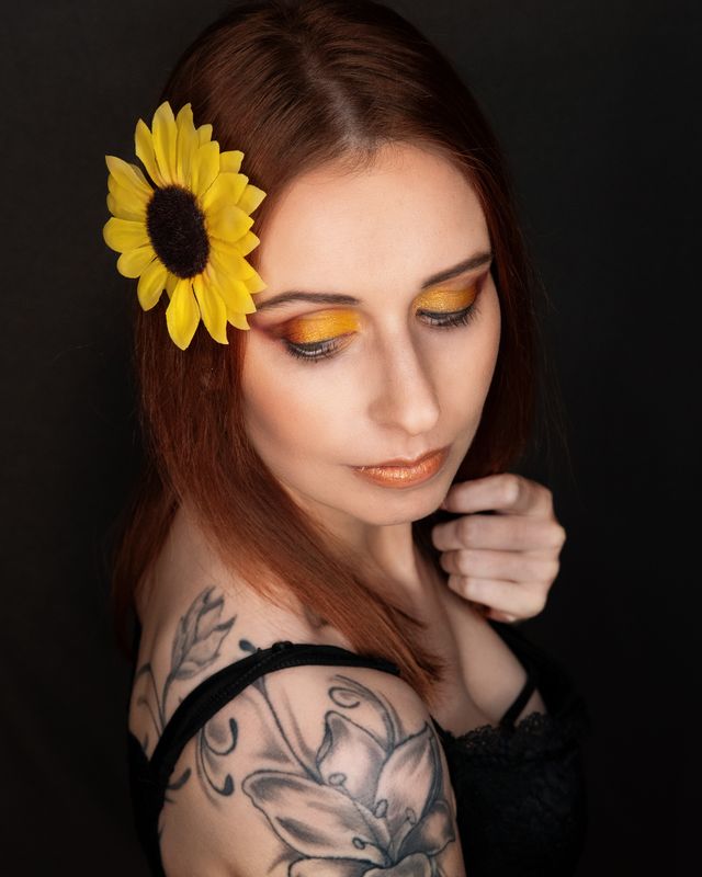Kreatives Make-up mit Sonnenblume, Make-up und Foto aus einer Hand